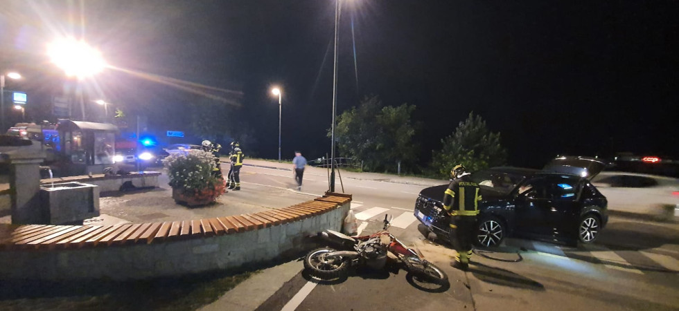 Grave incidente nella notte, ragazzo in sella a una moto si scontro con un'auto: trasferito in emergenza all'Ospedale